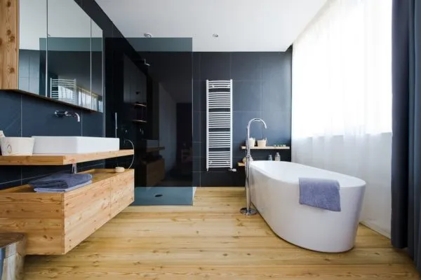 Современный интерьер ванной с деревянным полом