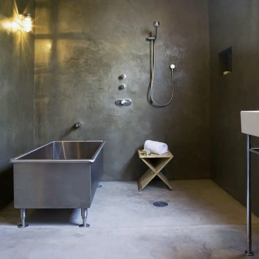 Тёмные бетонные стены в ванной комнате