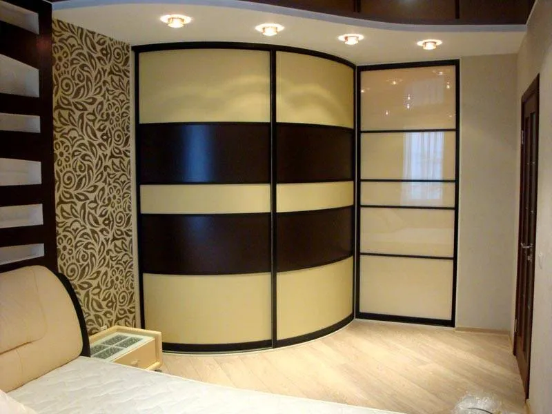 Фото-идея дизайна в спальню, шкаф купе гармонично вписывается в интерьер