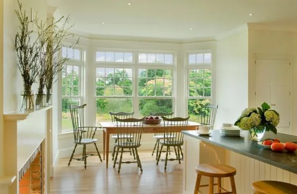 Дизайн кухни с панорамными окнами - варианты оформления окна до пола