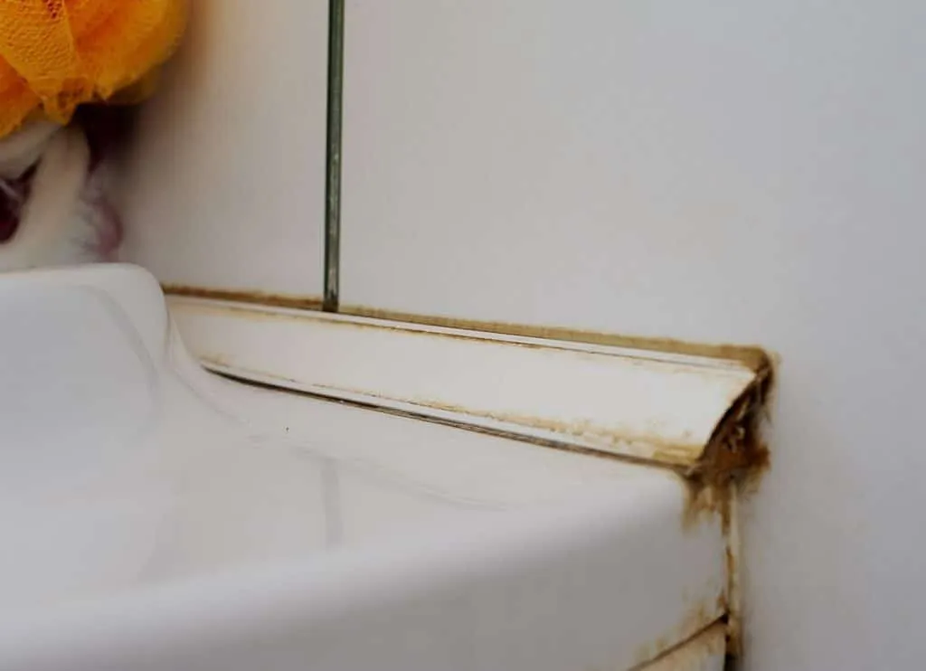 Пластиковый уголок в ванной после 5 лет эксплуатации