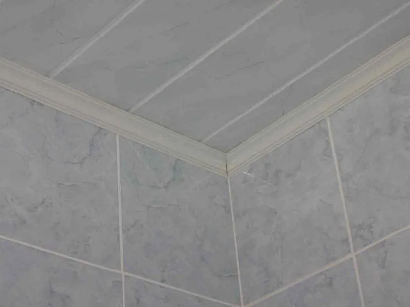 Потолок в ванной с плинтусом