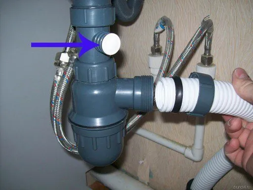 Стрелкой указан дополнительный отвод для стиральной машины автомата