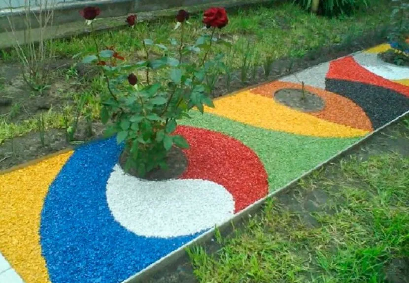 Декоративная садовая дорожка из щебня окрашенного водостойкой краской