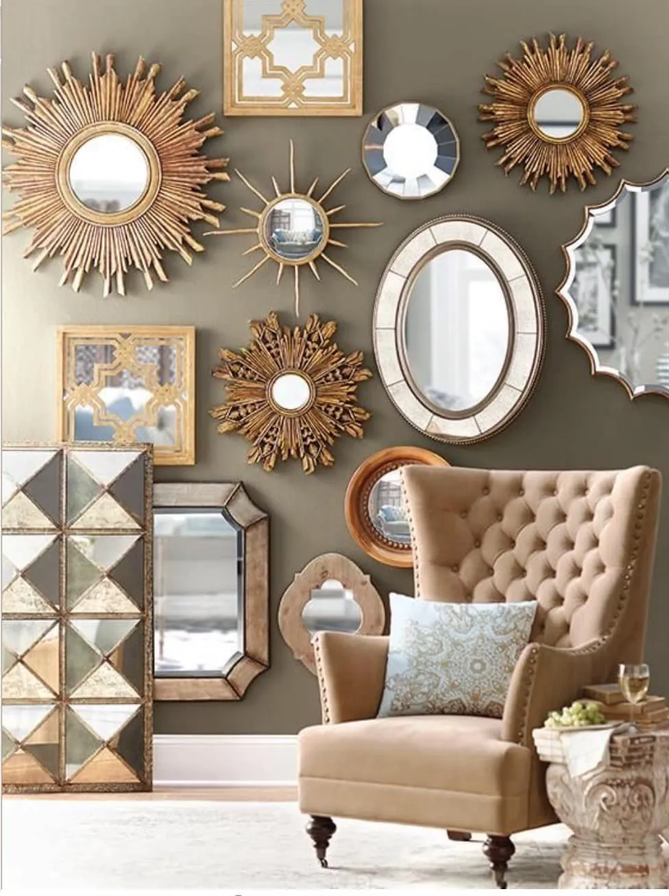 Живописный колорит и удивительная гармония красивых зеркал на стене выполненных в едином стиле с обивкой мебели 