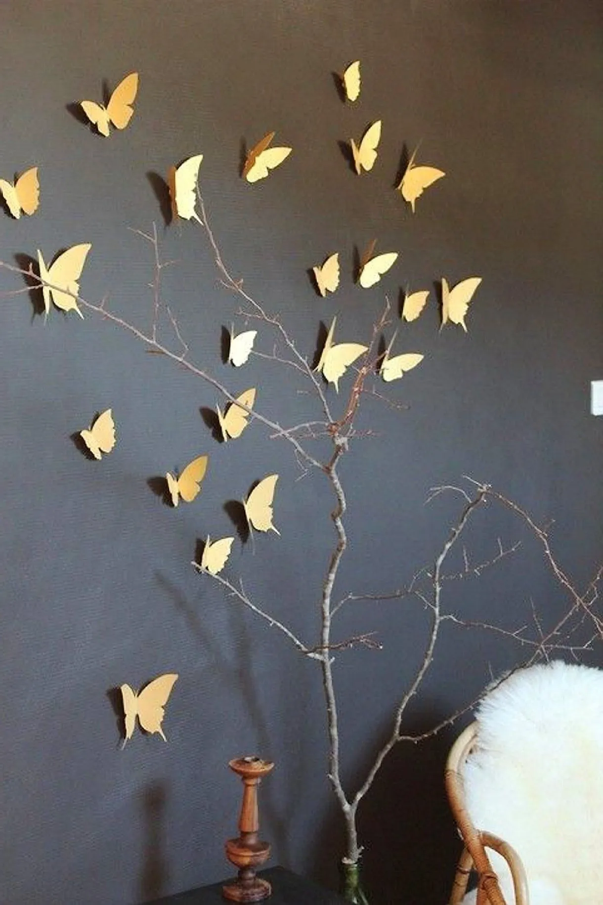 Объемные бумажные бабочки на черной стене