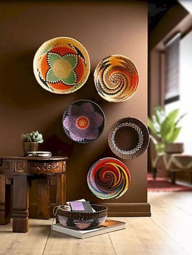 Инсталляции из плетеных тарелок на стене станет особой изюминкой интерьера вашего дома