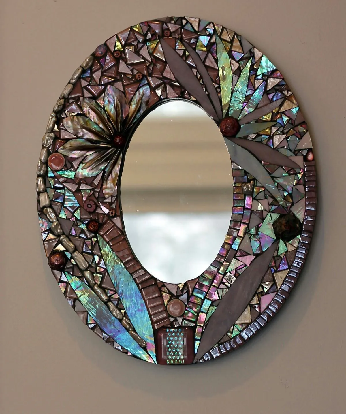 Зеркало обрамленное нежной мозаичной рамой 
