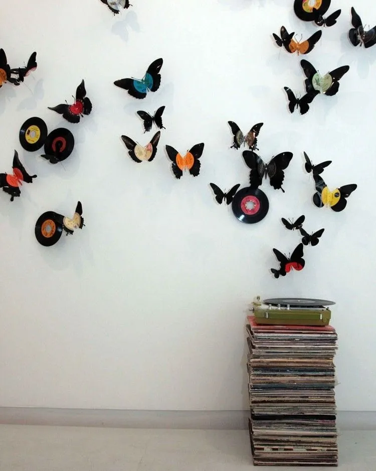 Коллекция бабочек в ретро стиле из старых виниловых пластинок