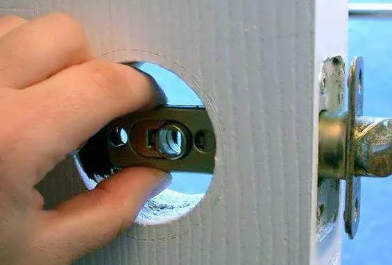 установка магнитного замка в межкомнатную дверь
