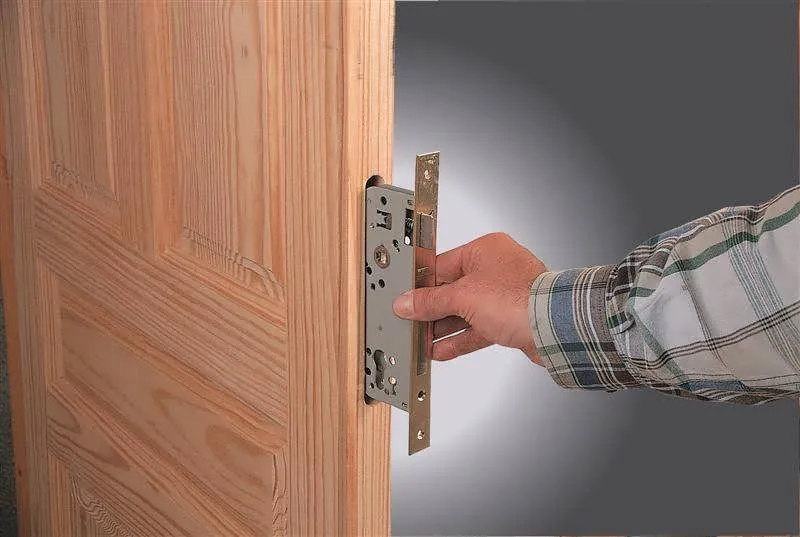 установка замка защелки в межкомнатную дверь