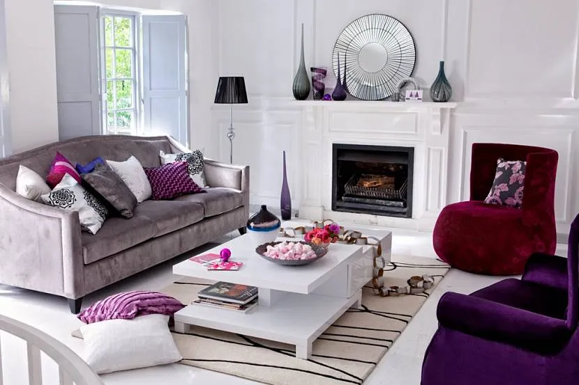 Фиолетовое кресло с бежевым диваном