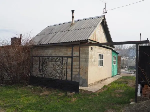Дом с шиферной крышей