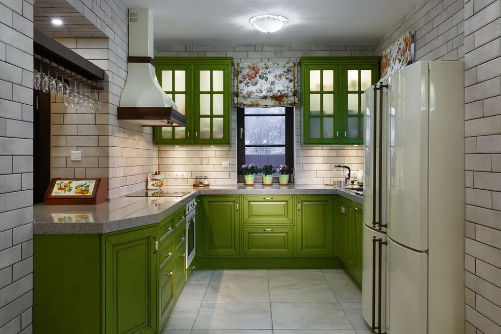 Зеленый кухонный гарнитур в интерьере ...