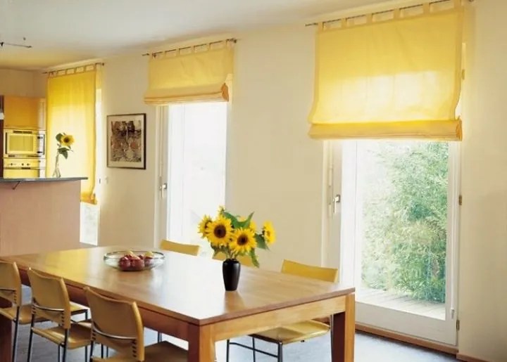 Желтые римские шторы на кухне