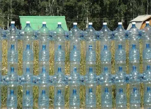 Забор из пластиковых бутылок. Заборы из пластиковых ПЭТ бутылок